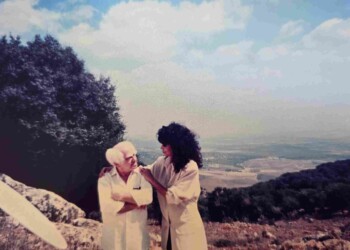 עפרה חזה בצילומי האלבום "שירי מולדת ג'", 1987