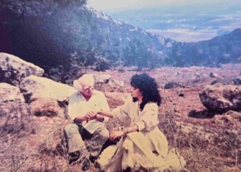 עפרה חזה בצילומי האלבום "שירי מולדת ג'", 1987