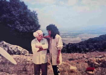 עפרה חזה בצילומי האלבום "שירי מולדת ג'", 1987