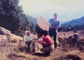 עפרה חזה בצילומי האלבום "שירי מולדת ג'", 1987