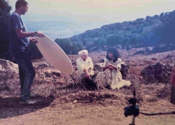 עפרה חזה בצילומי האלבום "שירי מולדת ג'", 1987