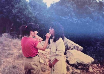 עפרה חזה בצילומי האלבום "שירי מולדת ג'", 1987