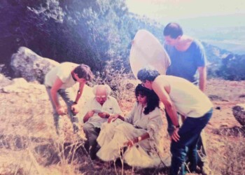 עפרה חזה בצילומי האלבום "שירי מולדת ג'", 1987