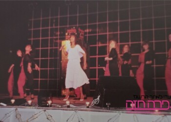 עפרה חזה במופע "מלכת הקסמים", 1984