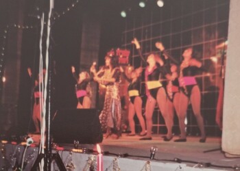 עפרה חזה במופע "מלכת הקסמים", 1984