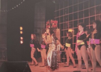 עפרה חזה במופע "מלכת הקסמים", 1984