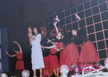 עפרה חזה במופע "מלכת הקסמים", 1984