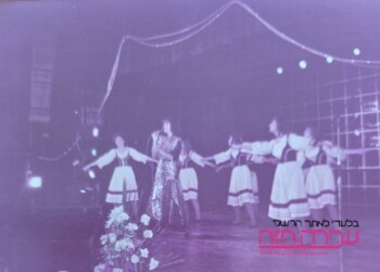 עפרה חזה במופע "מלכת הקסמים", 1984